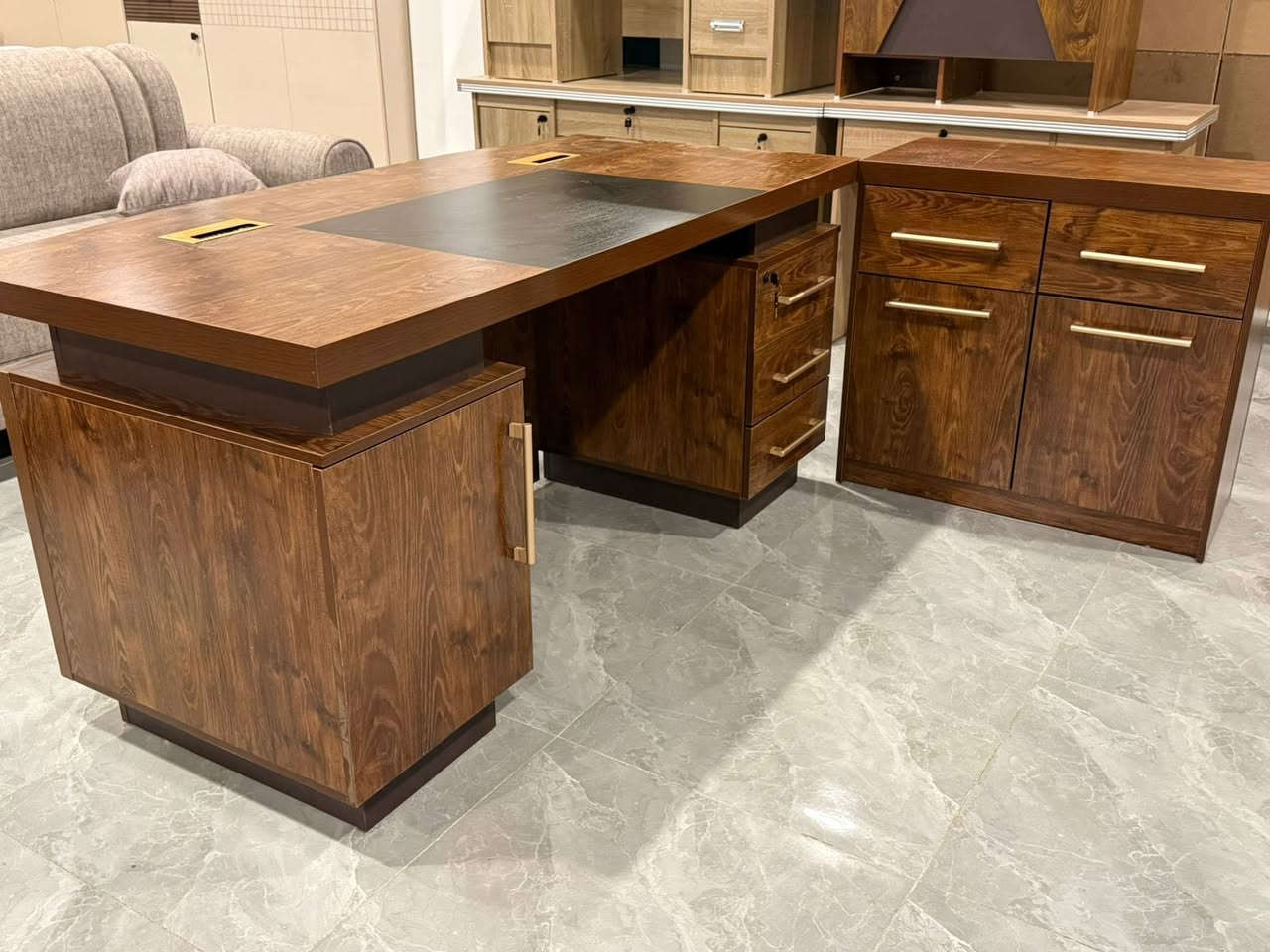 معرض صلاح آلدين للأثاث المنزلي للجمله والمفرد 
وصول ميز مكتب رئاسي تركي قياس 160 سنتيم مع ملحق 80 سنتيم وجه جلد شي مرتب وراقي جدا 
#زورونا_تجدون_مايسركم🚶🏻‍♂️
***********
#الفرع_الاول
تكريت الزهور مقابل كليه تربيه البنآت مجاور تانكي المآء قرب غصن الزيتون
#الفرع_الثاني
تكريت الزهور مقابل مدرسة خالد بن وليد قرب تربيه البنآت
