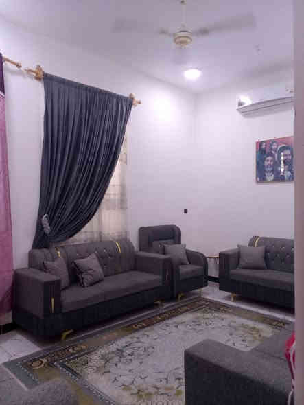 السلام عليكم دار سكني للبيع مقاطعه 830 حي النور 

المساحه 100 مربع 10 *10  بصف الركن مقابل خدمات 

بناء طابوق حديث سنه 2025 

يحتوي على غرفه وصاله ومطبخ واستقبال وصحيات 

موقع مميز بدايه المنطقه وقريب على الشارع 

السعر 155 وقابل للتفاوض 

للأستفسار ***********
