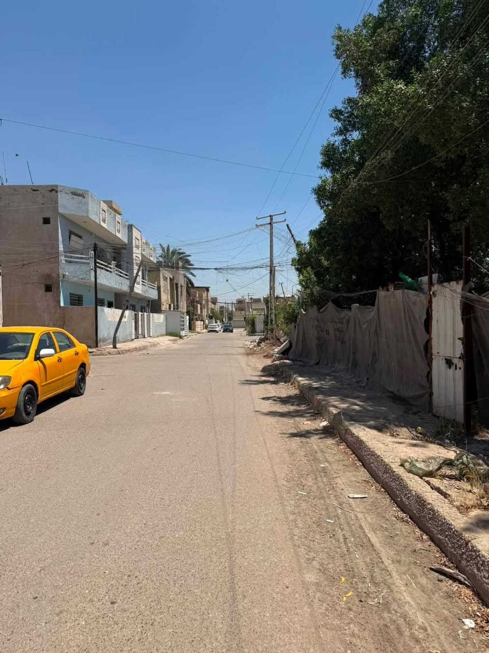 السلام عليكم للبيع للبيع يوجد لدينا مشتمل 50م في منطقه حي الجهاد الامانه مقابيل تشجير يحتوي على غرفتين نوم وصاله ومطبخ وخدمات هاتف ***********
