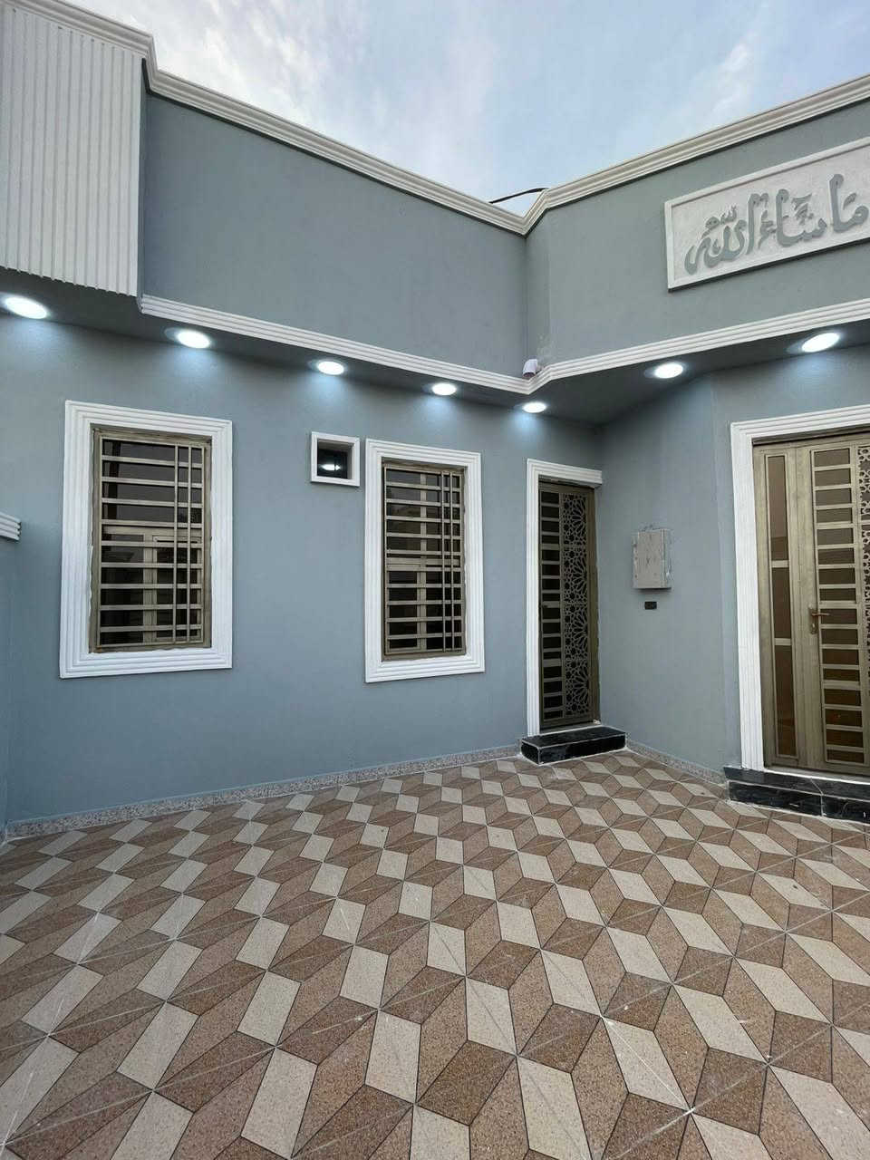 #اسعد_الله_اوقاتكم_بكل_خير⁉️👋🏼
***********
دار سكن للبيع بناء 2026

#المساحه 200متر 

#جنس_العقار :: طابو ملك صرف زراعي باسم عراقي سند 25 

#العنوان :: البصره البهادريه شارع سيد غريب مقابيل مرطبات جوز وموز

#يحتوي البيت على 2 غرف منام كبار
و ديوان
و مطبخ و صاله
و مناور عدد 2
و صحيات داخلي وخارجي  و كراج سياره
ويحتوي علي حديقه🌲🌲

#البيت جاهز من كلشي تستلم البيت عنده المكاتبه
كامل من مقطوره و كيزر و ماطور
جيب اثاثك و اكعد
و الف عافيه الي ياخذه

جميع الخدمات متوفره ماء كهرباء  
#السعر ((118 مليون وبي مجال 
فارق جاهزة للسكن تستلم بيتك عند المكتبة مباشر 
#للاستفسار الاتصال على الهاتف 📳📞
📳 ***********)📳
