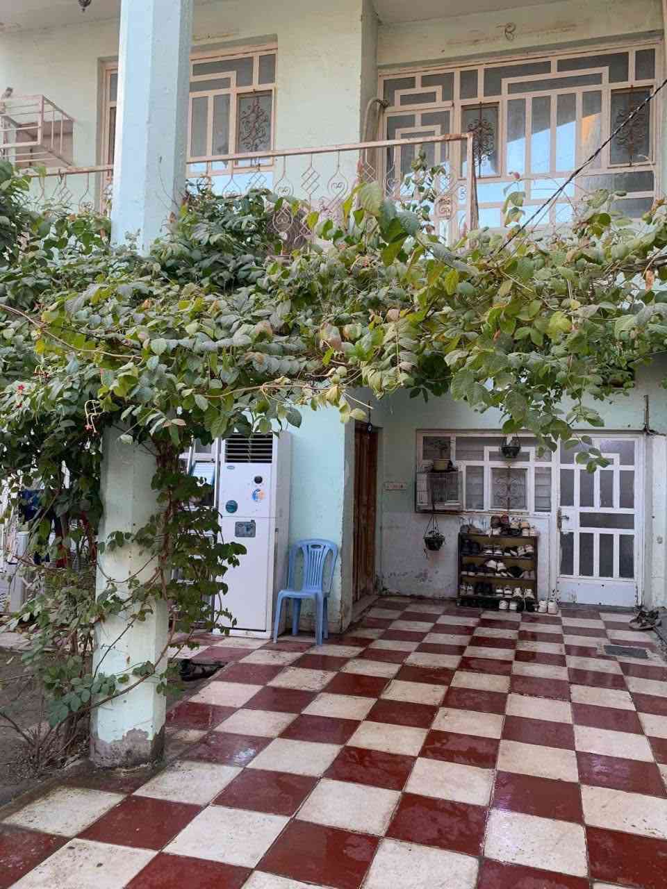 الموقع بابل حلة بستان الحلو 
المساحة:190
البيت متكون من ٣ طوابق
الطابق الاول:متكون من غرفة وهول واستقبال ومجمع صحيات
الطابق الثاني:متكون من غرفتين وهول واسع وسطح ومجمع صحيات ومخزن
الطابق الثالث:متكون من بيتونه واسعه وسطح كبير
للتواصل والاستفسار الاتصال على الرقم:***********
