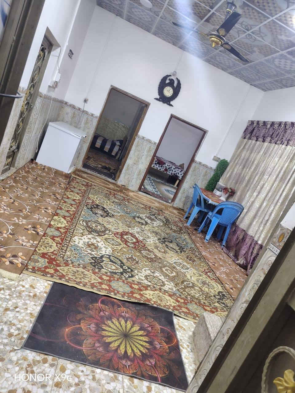 دار للبيع خلف الملعب شارع حسن المجتبى مساحه 150 عكاده  مواصفات غرفتين هول براني  حمام داخلي  تواليت خارجيه  ثنين منور سعر خاص ***********
