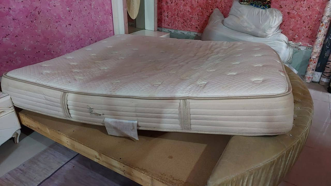 غرفة تركيه ضخمه وقويه بس بيهه نقص التاج فقط كامله كل ملحقاتهه بيهه تخت خشب تسگام ب300 وبيهه مجال


**إذا كنت صاحب هذا الإعلان وتريد حذفه لأي سبب، رجاءا أرسل رسالة إلى الدعم الفني**