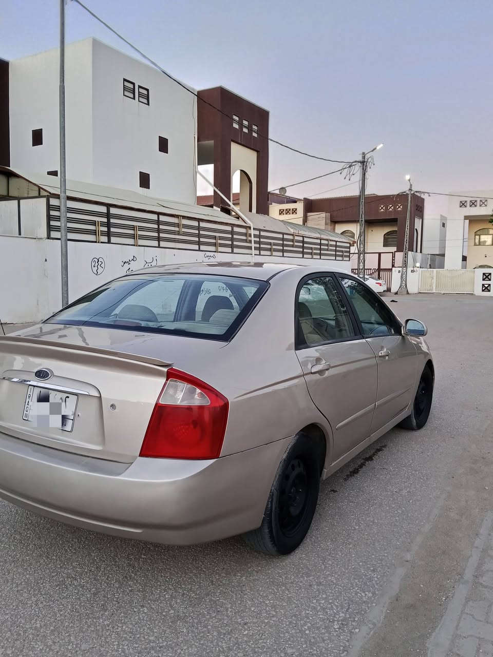 سلام عليكم للبيع سبكترة موديل 2005  كير عادي مكينة 2000جديدة كير محرك حدادية جدد تخم تاير جديدكهربايات كلهة شغالة مكفولة من الضربة رش جمالية اثر جراد سنوية ماصاقطة رقم ذيقار بسم ابن عمي السيارة جاهزة مانقصهة برغي السعر 63 وبيهة مجال رقم الموبايل ***********
