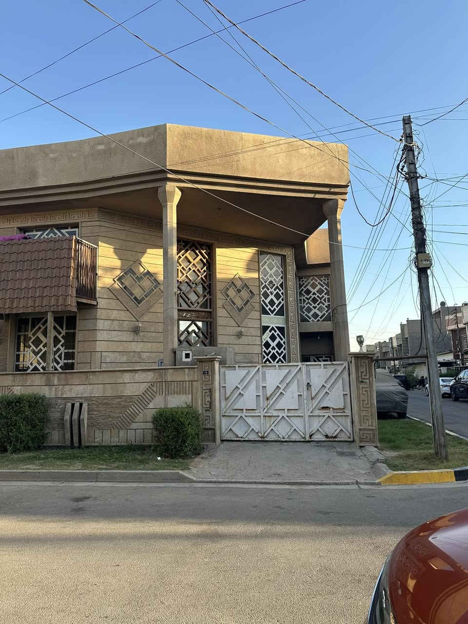 السلام عليكم دار للبيع 
بغداد البلديات قرب شارع الحشد الشعبي 
المساحه 150 متر  الواجهة ١٠ متر و النزال ١٥ متر ركن على فرعين  خمس غرف نوم الاستفسار ***********
السعر  ٥٥٠  مليون
