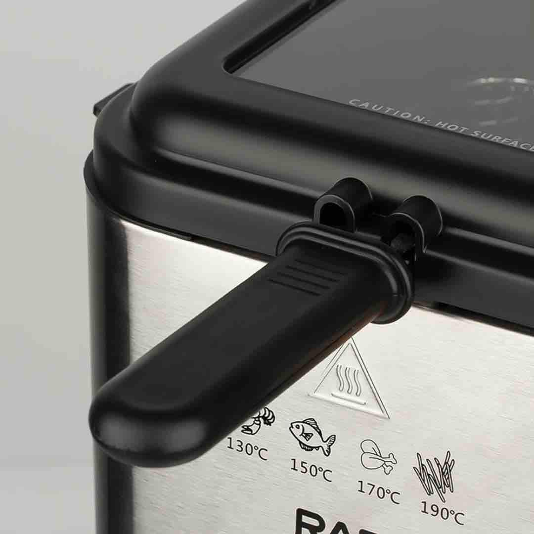 قلاية كهربائية &ndash; ستانلس ستيل مقاوم للصدأ المواصفات: المادة: ستانلس ستيل مقاوم للتآكل والصدأ السعة: 2 لتر القدرة: 1000 واط نطاق التحكم في الحرارة: حتى 190°م مع منظم حرارة دقيق نافذة رؤية لمتابعة الطعام أثناء القلي سلة قابلة للإزالة لتسهيل التنظيف ونقل الطعام بأمان مؤشر تشغيل ضوئي يوضح حالة التشغيل مقبض بارد اللمس للحمل الآمن فلتر مدمج لاحتجاز الأبخرة والروائح مساحة مخصصة لتخزين السلك حماية من السخونة الزائدة طلاء داخلي غير لاصق لسهولة التنظيف ومنع التصاق الطعام قواعد مطاطية مانعة للانزلاق لضمان الثبات أثناء التشغيل تعليمات السلامة والصيانة: لا تملأ الوعاء بالزيت فوق الحد المسموح به داخل الدليل لتجنب الانسكاب. افصل القلاية عن الكهرباء واتركها تبرد تمامًا قبل تنظيفها. اغسل السلة والجزء الداخلي حسب التعليمات وتجنب استخدام المنظفات القاسية التي قد تضر بالطلاء غير اللاصق. لا تشغل الجهاز فارغًا أو بدون زيت لتفادي تلف المقاومة
السعر 40,000
التوصيل 5,000
للطلب مراسلة الصفحة 
التوصيل لكافة انحاء العراق


**إذا كنت صاحب هذا الإعلان وتريد حذفه لأي سبب، رجاءا أرسل رسالة إلى الدعم الفني**