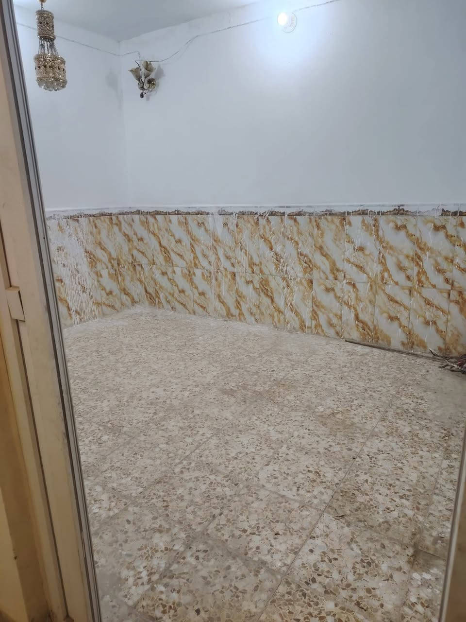 دار للرهن .. 100 متر  طابقين  
رهينه 13  مليون سنه وقابل للتجديد.. 
سايدين المطار مقابيل باب الخروج 
يحتوى على .. غرفه وصاله ومطبخ واستقبال وصحيات .. فوك غرفه وصاله  مكتب الصدرين  ***********
