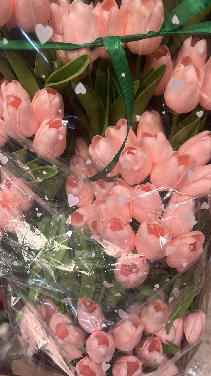 السلام عليكم يوجد ورد صناعي
يوجد خدمه توصيل
 للتوصل واتس 
***********
