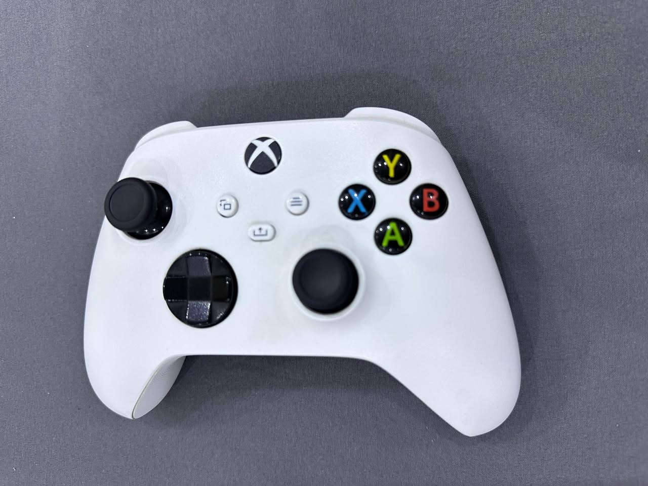 اكس بوكس سيريس اس ابيض
الحالة نضيف 100% 
مدة الاستعمال سنة 
يحتوي على يدة اصلية وسلك تشغيل 
و سلك ربط HD للتلفاز مع سلك انترنت LAN
ملاحظة :بدون باكيت
السعر 330 الف وبي مجال للطيبين 
للتواصل ***********
البصرة المعقل
