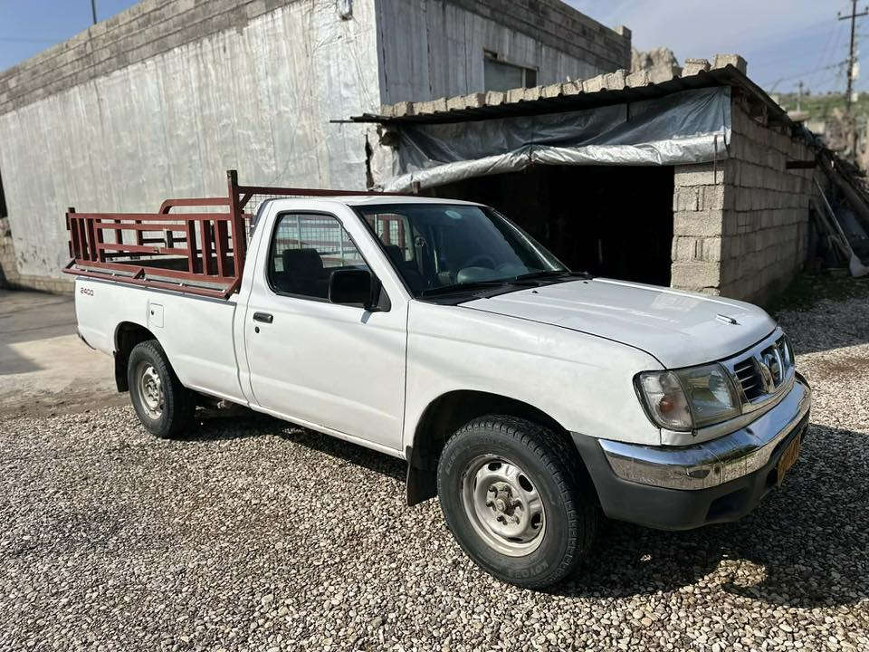 سه ره تا به ناوي خوا
نيسان بيكاب 
٢٠٠١ 
ئارمي دهوك ته حويلي عه سلي به غدادي له گه له 
ده عمو ليدراوي نيه 
مه كينه ي تازه ته عميره 
سيعري ٦٨ گه لاو معامه له يه كيبرايانه 
شوين :سه يد سادق 
زم: ***********
***********
