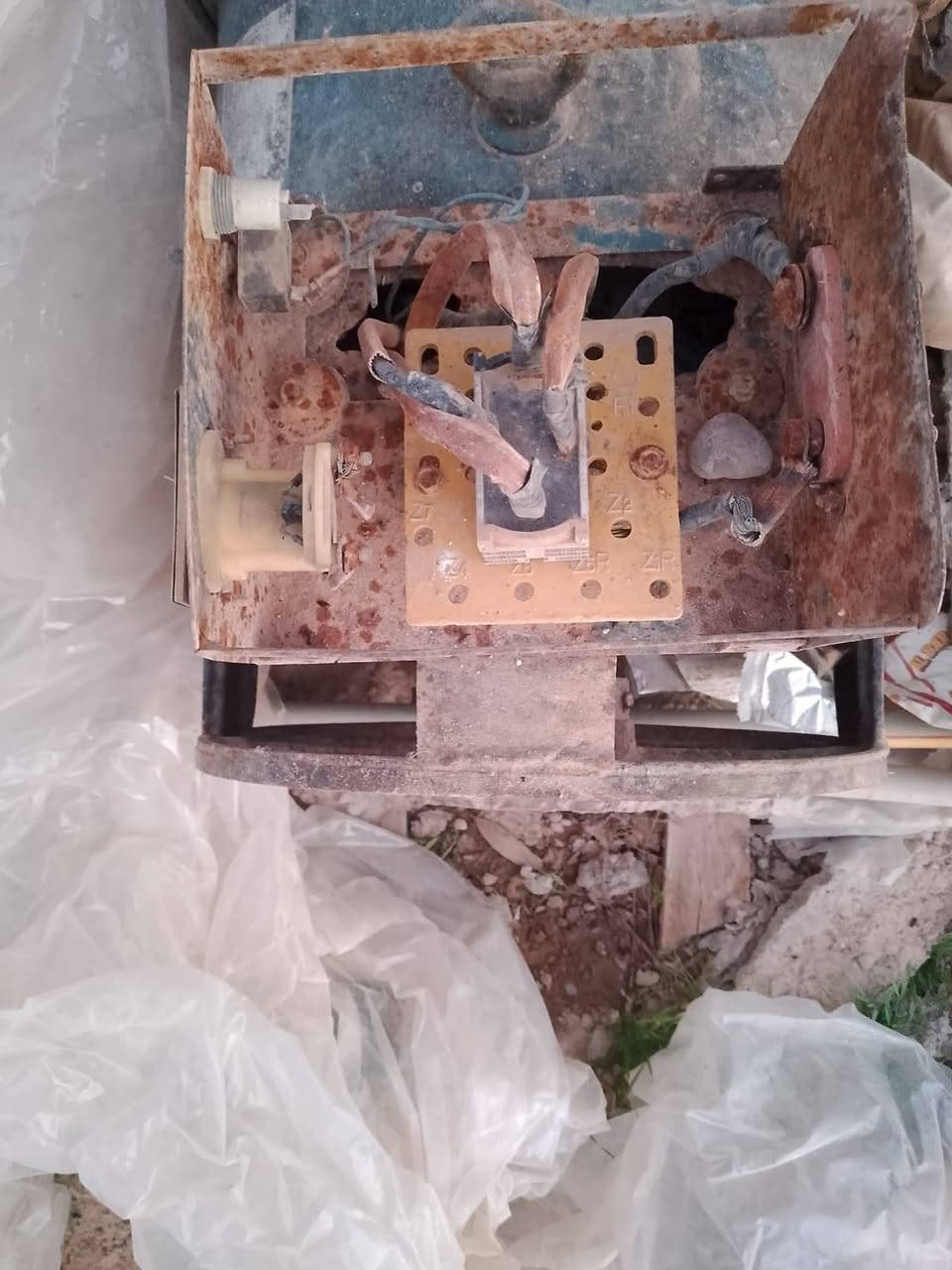 يوجد لستر للبيع نوع توبلاند. مع مولده (10KV).. اتصال
***********
