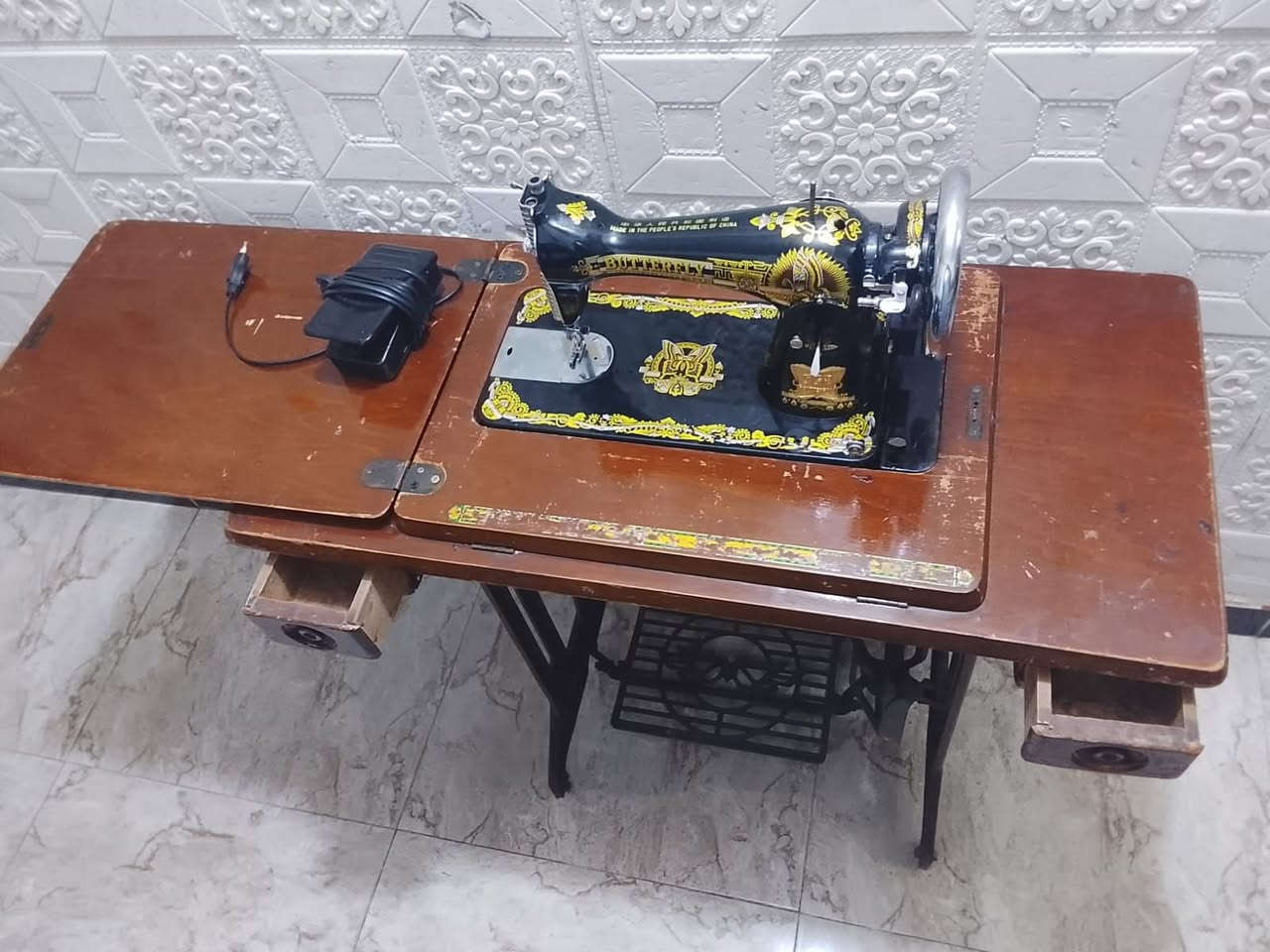 مكينه ام الفراشه الاصليه القديمه مع ميزها القديم الاصلي الثقيل تخيط رجل وكهرباء مع الميز بسعر 175 الف متوفر توصيل لكافه العراق للحجز خاص


**إذا كنت صاحب هذا الإعلان وتريد حذفه لأي سبب، رجاءا أرسل رسالة إلى الدعم الفني**