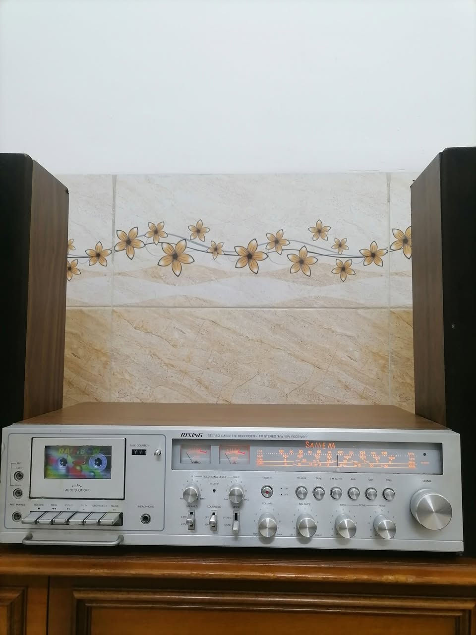 السلام عليكم ورحمة الله وبركاته جبنالكم تحفه فنيه مسجل رايزانك موديل الثمانينات شرط الشغل شرط النظافه كامل ما بي أي نقص او عيب للبيع السعر خاص مكان موصل يوجد توصيل كافه محافظة العراق وهذا رقمي *********** موجود واتساب علا هذا الرقم
