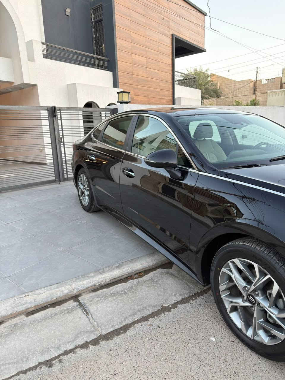 سلام عليكم
سوناتا فول مواصفات 
موديل 23

حجر بيئه بلادي 
 ترقيم +دخول جديد  (رقم اربيل وكاله او تحويل مضمون )

 لون اسود
حادث جاملغ امامي +ربع الباب بدون ابرباك بدون دواخل 
السياره فول مواصفات 

بانوراما 
[ بصمه تشغيل +ابواب +تشغيل عن بعد  ]
ثلاث انضمه قياده 
داخل ابيض 
سايد بريك بصمه 
[كشنات  كهرباء-تدفئة-  ]
شاشه  كبيره 
رادار( امامي_ خلفي _جانبي )
كاميرا دواره 
شاشه  كبيره 
شاشه الكتروني (ديجيتال )

مكاني بغداد  حي العدل 
السعر    183 بيها مجال بسيط  
***********
