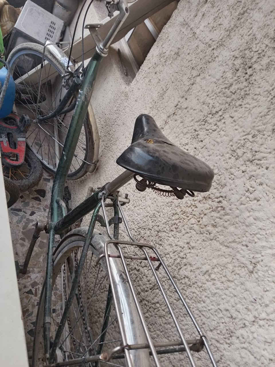 السلام عليكم بايسكلات للبيع يابانيات شغالات بس اني تاركهن صار فترة لان اشتريت دراجة حجم 26 الوان مميزة السعر ثنينهن ب120 وبيهن مجال العنوان بغداد المشتل شارع المطبك رقم *********** واتساب
