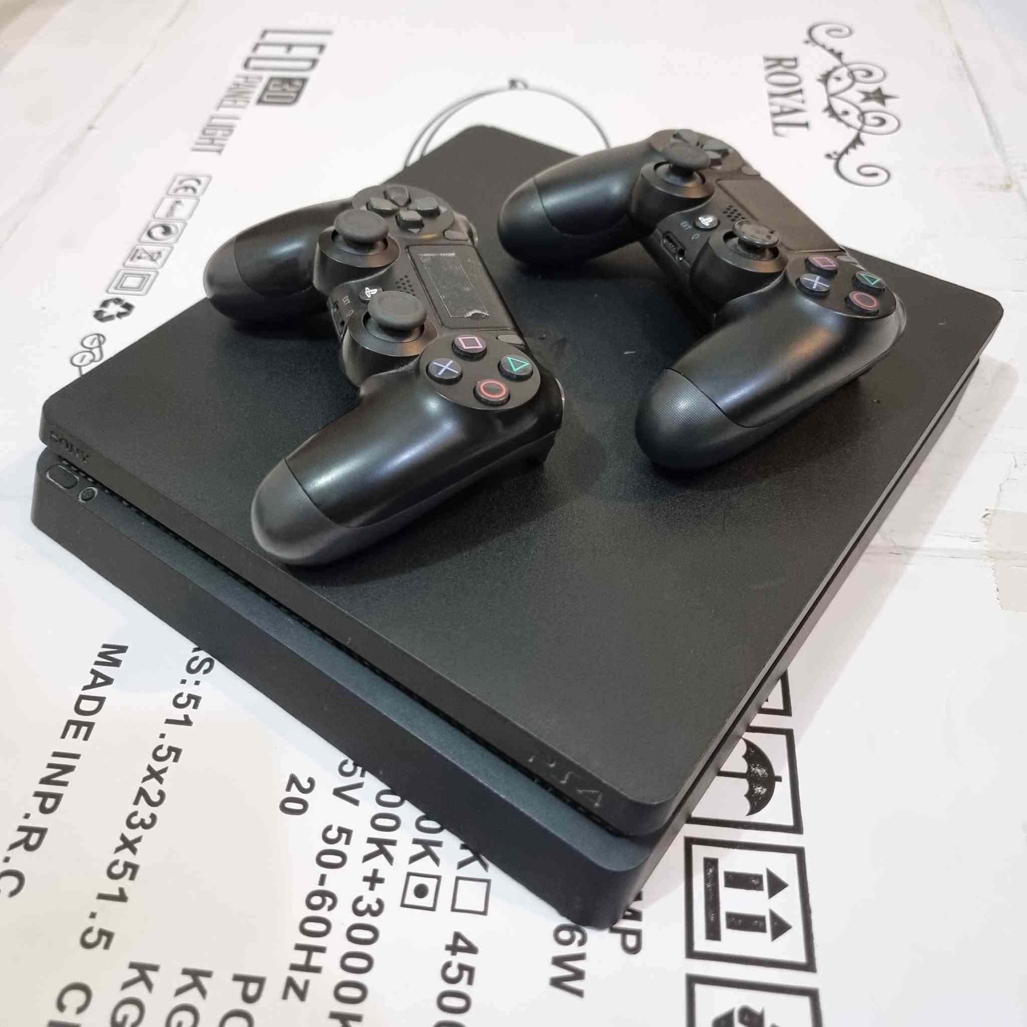 السلام عليكم 
بلي ps4 سلم مهكر نظام 9.00  
مساحه 500GB  جويستكات ثنين اصلي وتجاري
جهاز جديد نضيف جدا مامفتوح ولا مصلح نهائيا 
يحتوي على 11 لعبه كامل ملحقات بدون نقص 
 السعر 350 الف وبي مجال بسيط عنوان بغداد الشعب 
للاتصال او واتساب ***********
