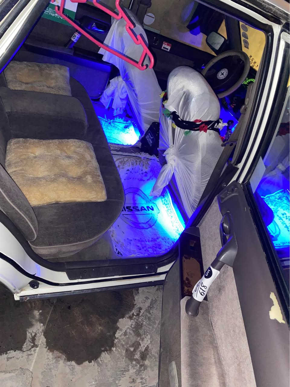 نیسان سدریک ٢٠٠١
رەقەم سلیمانی 
تەبریت لەسەر سویج 
گیرومەکینە بەشەرت 
دوو پارجە لیدراوی هەیە 
بەشەرتی تەحویل 
خایساتی تی نیە 
نمونە لە جوانی
سعر٤٤ مەجال
*********** كركوك, العراق
