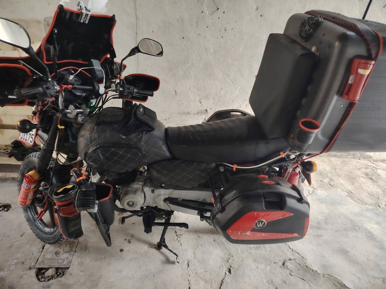 سلام عليكم . بوكسر موديل 2020 رقم بغداد سنويه بأسمي تحويل بنفس اليوم أذا تريد الدراجه متروكه 4 سنوات وأخذته وعمرته المكينه السبانه ما ممدوده عليه تجي وتجيب فيتر وتكلبه أذا شفته مفتوحه المكينه تاخذ كروتك مني الدراجه مثل مجاي تشوف بالصور الدراجه مناقصه بس السايق السعر 2 و 800 وبيه مجال *********** موجود على الشريحه وعلى الوتسأب
