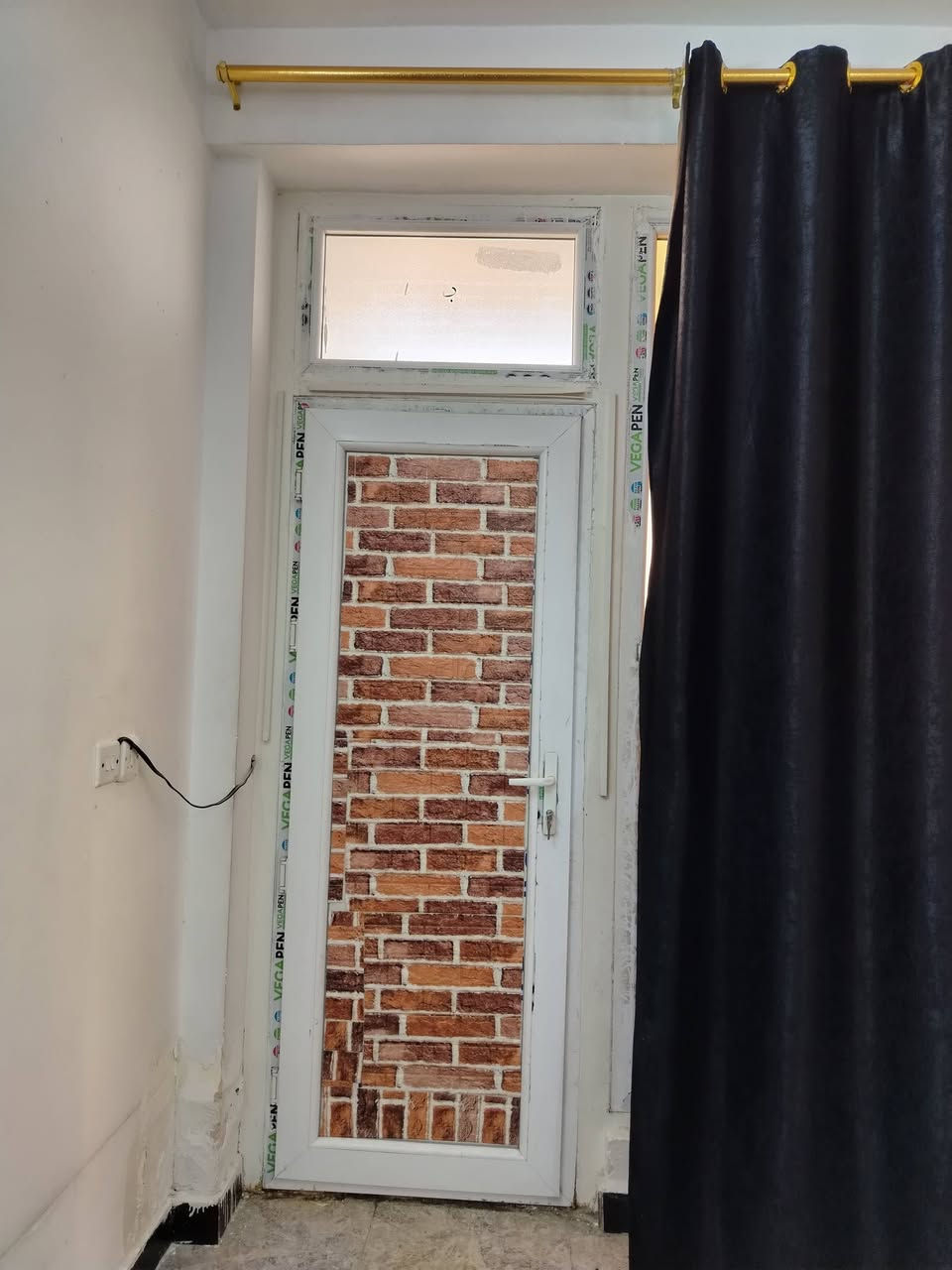 السلام عليكم 
شقة للبيع مؤثثة  طابق ثالث المساحة 100 متر في السند 
وبالواقع 110 متر سند 25 حق التصرف قرار محكمة تنازل ثاني يوم للمشتري من المالك 
تحتوي على صالة و على غرفه نوم عدد اثنين و على مطبخ وحمام و على بالكونة ومخزن 

العنوان/ الدورة شارع سوبر جكن مابين جامعة دجلة وجامعة الفارابي علما ان الشارع تجاري 
وتصلح للسكن او للايجار كعوائل او طلاب

السعر/ 80 مليون قابل للتفاوض

للتواصل عبر الهاتف :
 ***********
 ***********
