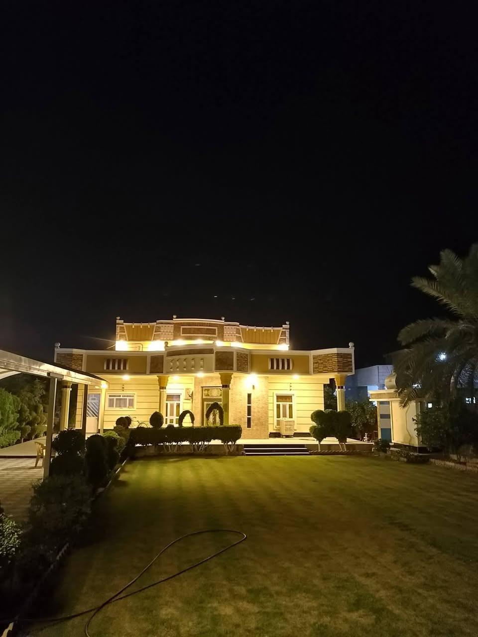 بيت طابقين للبيع في الحبانية حي العمال شارع البفتيخان 
مساحة الارض 1350 متر مساحة البناء 250 متر
يحتوي على 4 غرف نوم 2 منهم اسويت 
استقبال 8* 4/5
هول 5* 4/5
صاله عدد 2    5*8
مطبخ 5*4/5
حمام عدد 4
ارضيه الطابق الاول مرمر 
الطابق الثاني بورسلين 
سقيفه على طول الكراج 21 متر 
اشجار مثمرة 
السعر 185 بي مجال 
لمزيد من المعلومات الاتصال على الرقم
***********
***********
