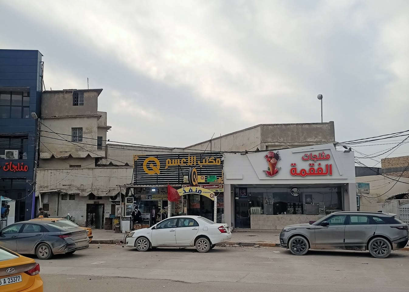 الدار للبيع مع المحلات العروبه الاولى مقابل الفلكه الحجريه سابقآ فلكة القرأن حاليآ المساحه 198 متر ركن وافع حال 250 متر الواجه 26 متر موقع تجاري مميز ع ثمان شوارع رئسيه  للاستفسار على الارقام ***********او ***********
