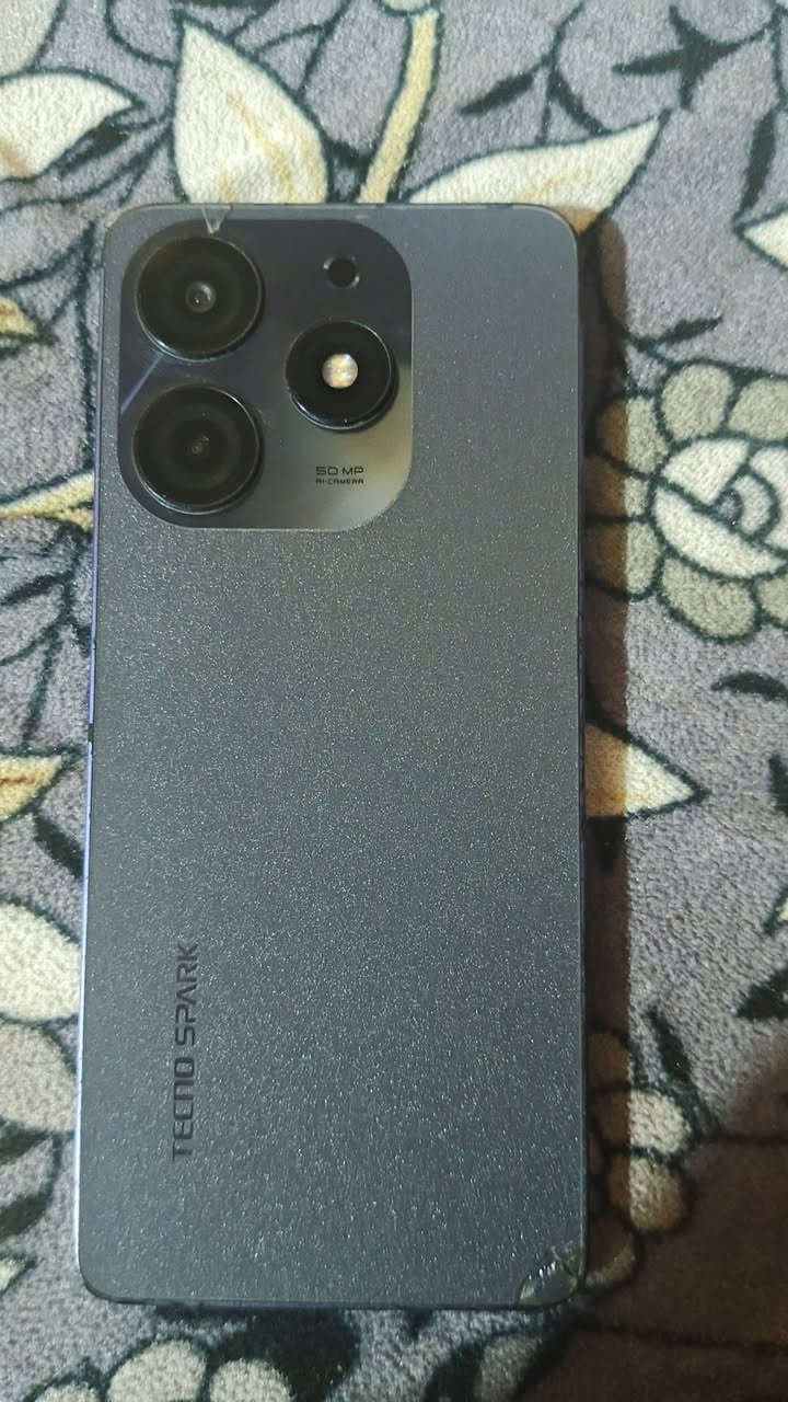 تكنو 20برو  ذاكره 256 والعشوائيه 16
سعر قفل 75 لحد يعاملني جهاز  مرتب  كلش  
***********
