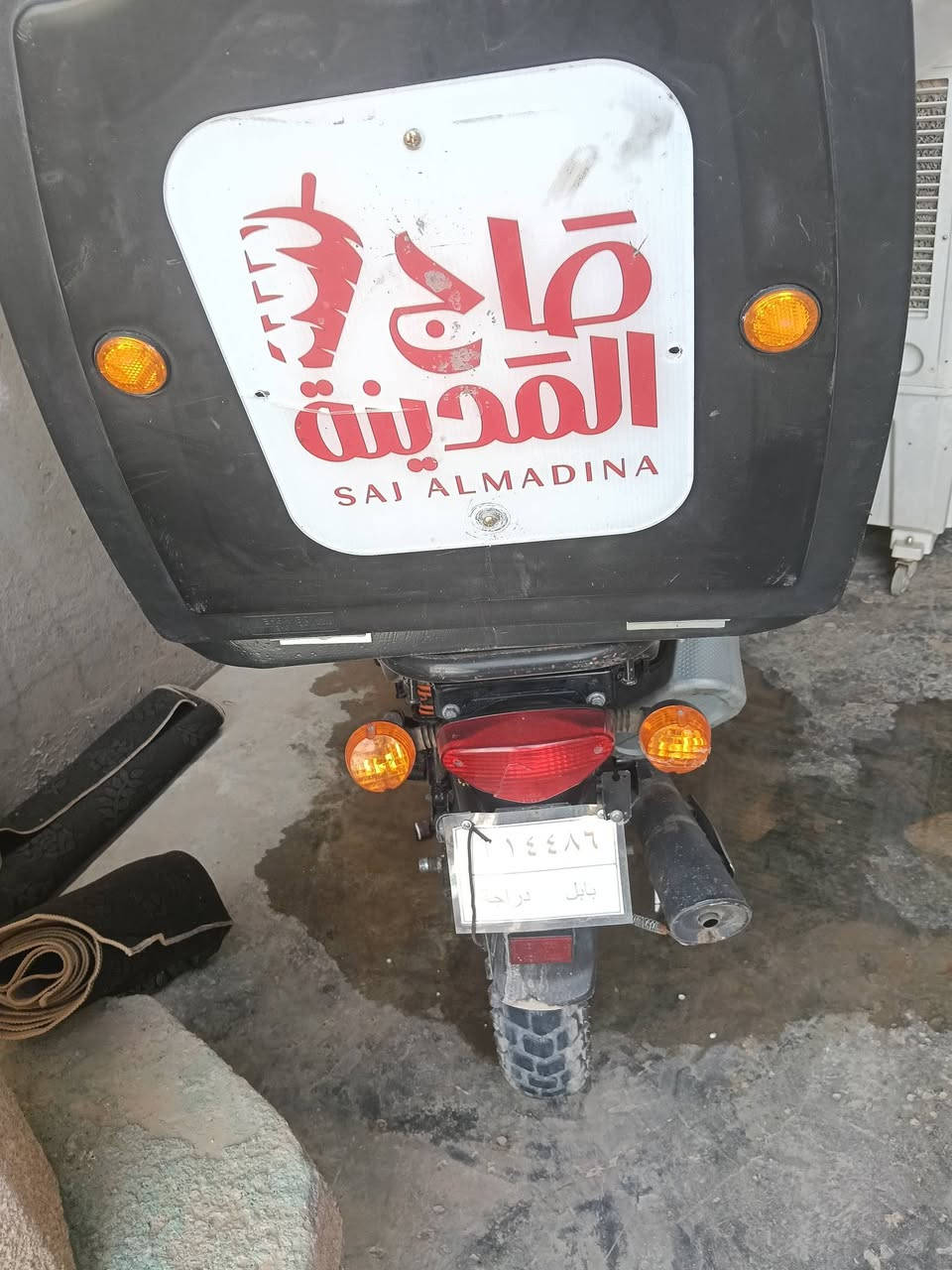 بوكسر مديل 22
مكينه كير يخبلن أي نقص مابيهن 
بيها نقوصات خفيف 
مرقمه بس السنويه ضايعه راعيها موجود ويطعلك وحده وهم يحولك بدربه اكفلك هل شي كفاله عامه واي شكال ترجع الدراجه وفلوس السنويه علي اني ادفعهن الك عارضها 1300 وبيها مجال شي بسيط *********** 
وتساب أو خاص
