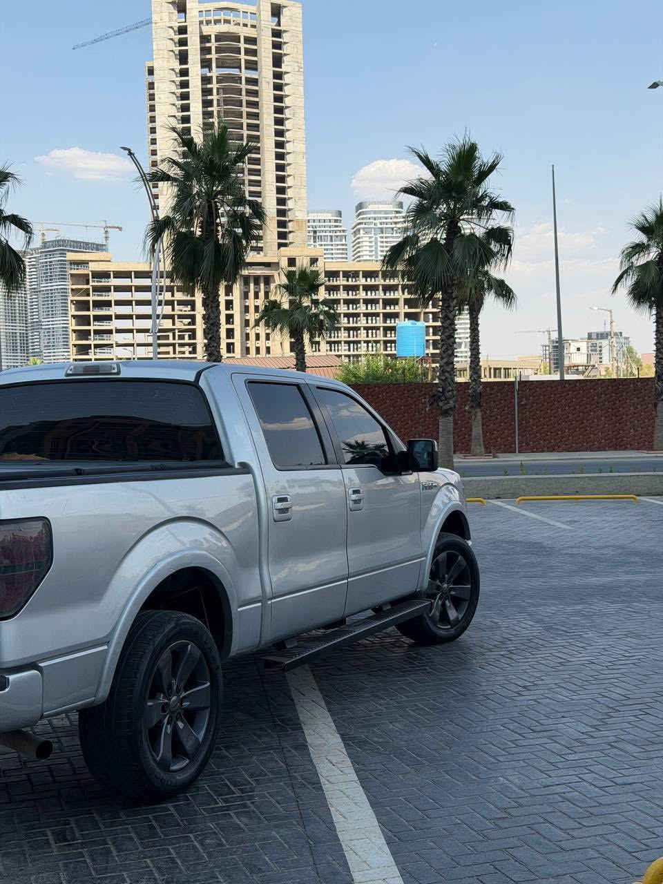 کوردی عربي
***********

فۆرد F150 
مۆديل:٢٠١٣ شەریکە نیڤای سفڕ کیلۆمەتری هەولێر دەرگا گەورەی بۆدی بچووک گێڕ لە عەردی سلایت مەکینە ٨ پستۆن فۆر بای فۆر دەبڵ ئەکسڵ فوول مواسەفات تەبرید و گێڕ و مەکینەی بەشەرت یەک دینار مەسروفی تێدا نیە ئەوەی شارەزابێت لە سەیارە دەزانێت ئەو مۆدێلانە ٢٠١٣ پەلکی بۆیاغی فڕێ دەدات شوێن شوێنی بچووک بۆیاغ کراوە بەڵام من بە حیزام دەیفرۆشم بەو کەسەی موشتەریە نرخی : ١١٧ وەرەقە 

***********
فورد F150 مودیل ٢٠١٣ شركة نيفا صفر اربيل باب كبير او بدي صغير  محرك ٨ سلندر فور باي فور دبل اكسل فول مواصفات مابيهة الف دينار مصرف تبريد مشتغل كير محرك بشرط اي واحد ادا اعرف بالسيارة هو اعرف هادا موديلات اروع كشر مال سبغ مكان مكان صغير مصبغ بس اني ابيعها بالحزام صبغ 
السعر:١١٧ ورقة
