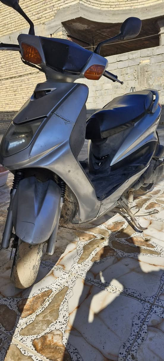 سلام عليكم دراجه سكنز فحل حلوه ونضيفه بس متروكه ب 400 رقم ***********
