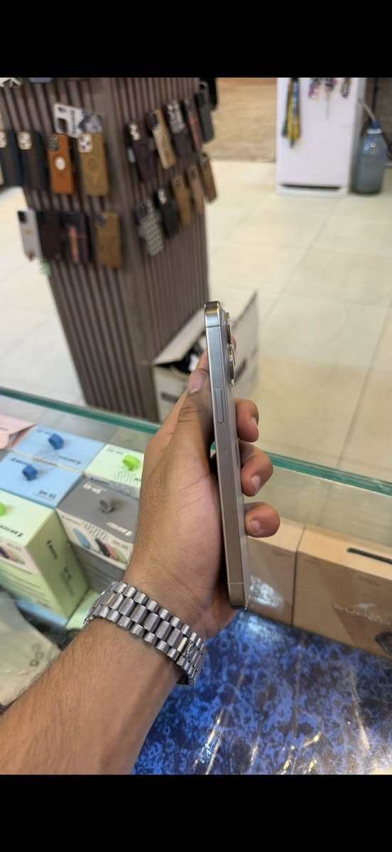 سلام عليكم 15 برو ماكس ذاكره 256 بطاريه 100 جهاز فولل شخط ما بي سعره 800 التواصل *********** فقط واتساب

