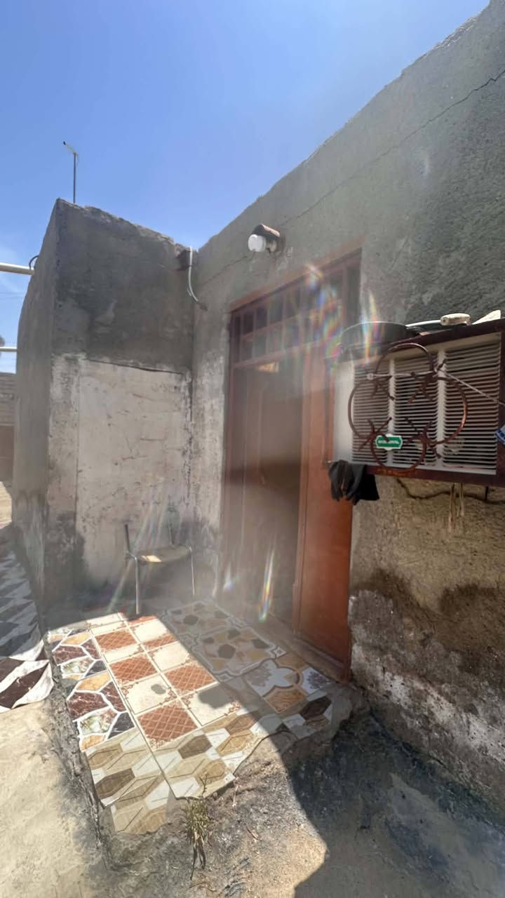 السلام عليكم
للبيع بيتين واحد بصف الثاني يحتوي على مدخل واحد 
الموقع بني منصور النعيم خلف مدارس الاباء مقابيل بانزين خانه 
بناء 2010 البيت بحاله جيده ملبوخ من الخارج
البيت الثاني يباع كاقطعه
المساحه الكليه نزال26  واجهه 13
يبعد عن شارع العام 30 متر 
يتكون البيت من غرفتين+ ستقبال+هول+صحيات
مدخل البيت ع شارع فراعي عريض 
السعر 50
للاستفسار -اتصال-او واتساب- ***********

