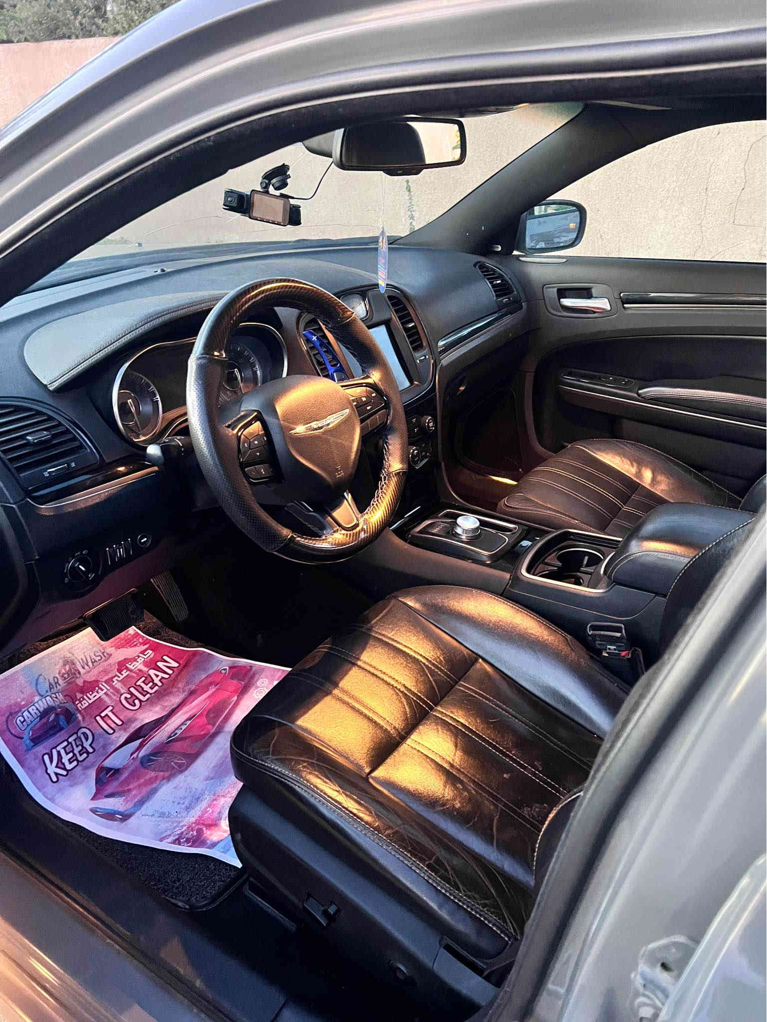 السلام عليكم 
اوباما كرايسلر موديل 2019 S
محرك v6 3.6
السياره ماشيه150 الف كم 
السيارت دفع رباعي 
لون اسمنتي 
سونار السياره موضح بالصوره 
سعر السياره 235 
مكان السياره بغداد 
وبيه مجال بسيط .
رقم موبايل ***********
رقم موبايل *********** Colombo
