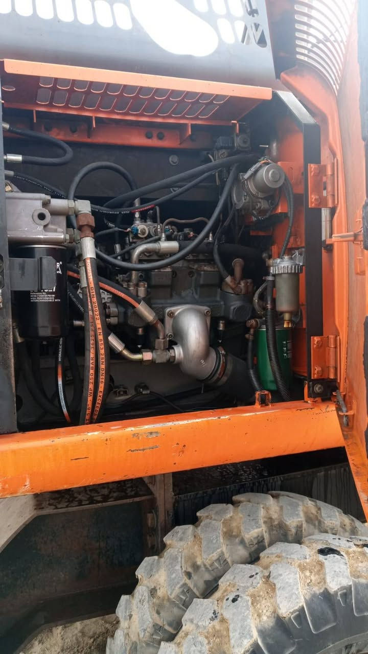 سلام عليكم للـــبيع حفاره هيتاشي حجم 180   موديل 2006     للستفسار ***********   خط— وتساب
