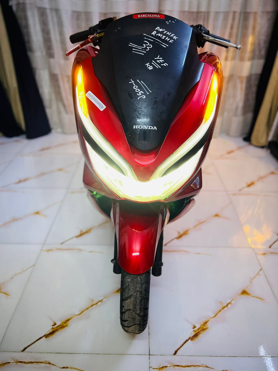السلام عليكم دراجه PCX ياباني الجيل الثالث للبيع مكينه 150 حساس ازدحام بصمة دكمتين ياباني الاصلي دراجه مكفولة كفاله عامه مال جناي مكينه برغي ممفتوح بيه شلعه معدل فول ماشي 1000 حقيقي السعر مليون 850بيه مجال بسيط عنواني بغداد للاستفسار ***********
