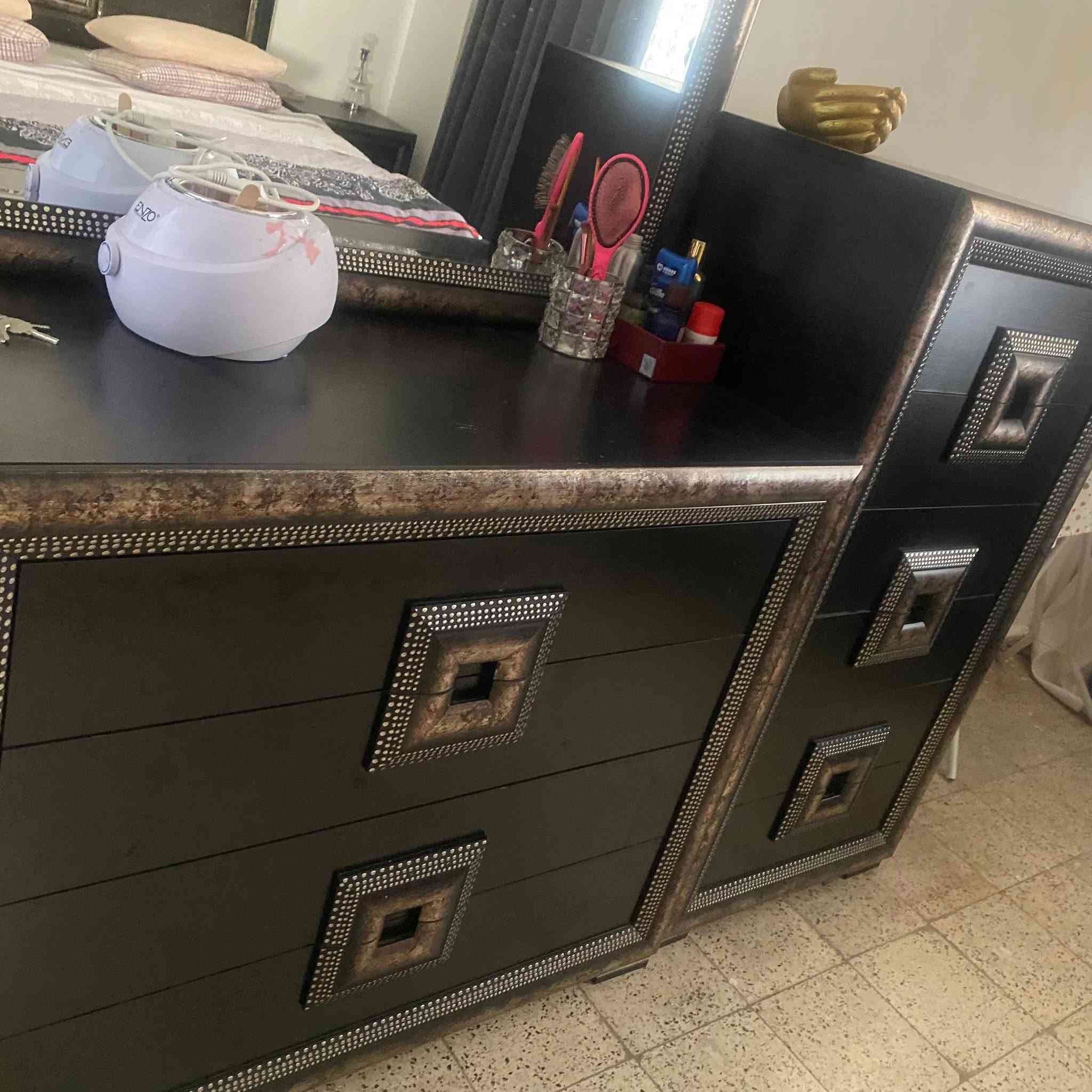 السلام عليكم عندي طباخ للبيع ب ٢٥
السبلت انفيرتر طن وربع ب ٢٠٠ الف 

غرفه نوم نفرين ٦ قطع بدون دوشك ٣٥٠ الف 
قنينه غاز ومليانه ب ٦٠ الف 
مبرده نظيفه ب ١٠٠ الف جهاز بخار ب ١٥ الف كاونتر كامل سعره ٣٥٠ الف فرن كهربائي ٢٥ الف برده زيبرا ٣ متر نظيفه كلش سعرها ٢٥ الف رجاءا الي ميريد ليتصل 

المكان اليرموك مستعجل بيعتهن 

للاستفسار ***********
