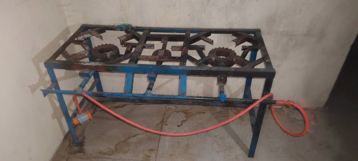 جامخانه سلايت عرض3 متر + ارتفاع 2.5
ميز  مربع عدد/8
ميز مستطيل عدد/2
كراسي عدد/28 
طباخ 3 عيون نضيف 
سنك نضيف 
مغسلة نضيفة 
للاستفسار /***********

