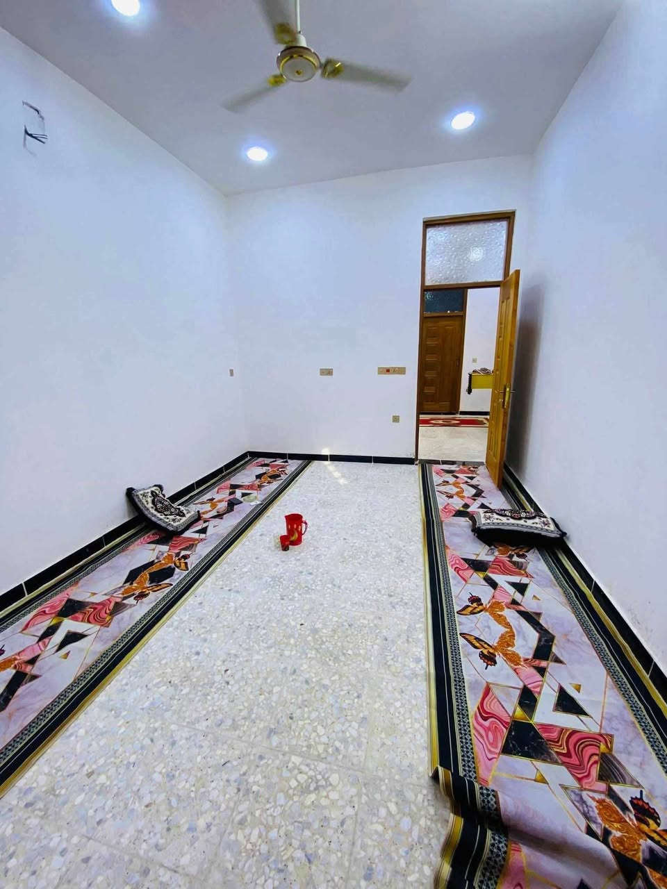 دار للبيع بغداد جسر ديالى حي السلام الاولى قرب ملعب العيساوي زراعي عقد ٣٥ مساحه ١٠٥ وجه ٧ نزال ١٥ بناء حديث غرف نوم صاله بيتونه مطبخ استقبال كامل الخدمات مي كهرباء مجاري تبليط ***********

