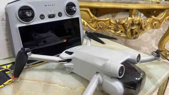 السلام عليكم درون مني 3 برو سمارت كونترول عادية وليس كومبو استخدام قليل نضيفة نسبة النظافة 95‎%‎ مكاني واسط الكوت توصيل غير موجود تجي تفحص وتشوف بعينك وبالعافيه عليك للاستفسار اتصال فقط ***********
