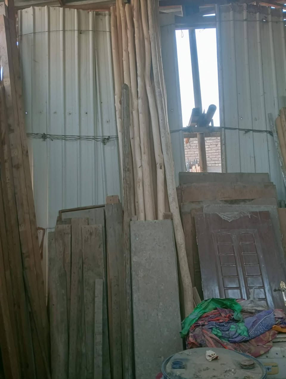 سلام عليكم عندي جينكو وتكم حديد وخشب وعمدان وخشب وسيور
المكان/بغداد الفضيلية 
هــ/***********
