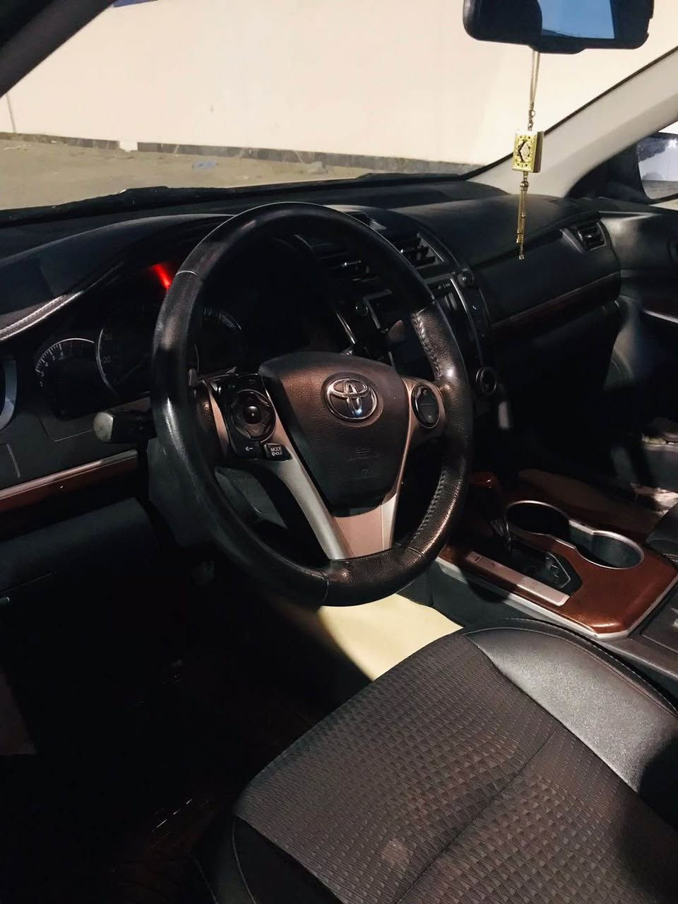 تويوتا كامري ٢٠١٣ se فول مواصفات ما عدا فتحة السقف لون احمر رقم بصرة بأسمي شرط التحويل وارد امريكي  بيها جاملغ مبدل ومصبوغ جهة السايق بدون دواخل ومكان حادث حرق ربع الباب الامامي جهة عكس السايق موضح بالصور  يحتاج صبغ ابيع حزام صبغ 
سعره ب١١٥ وبيه مجال بسيط 
للاستفسار *********** البصرة, العراق
