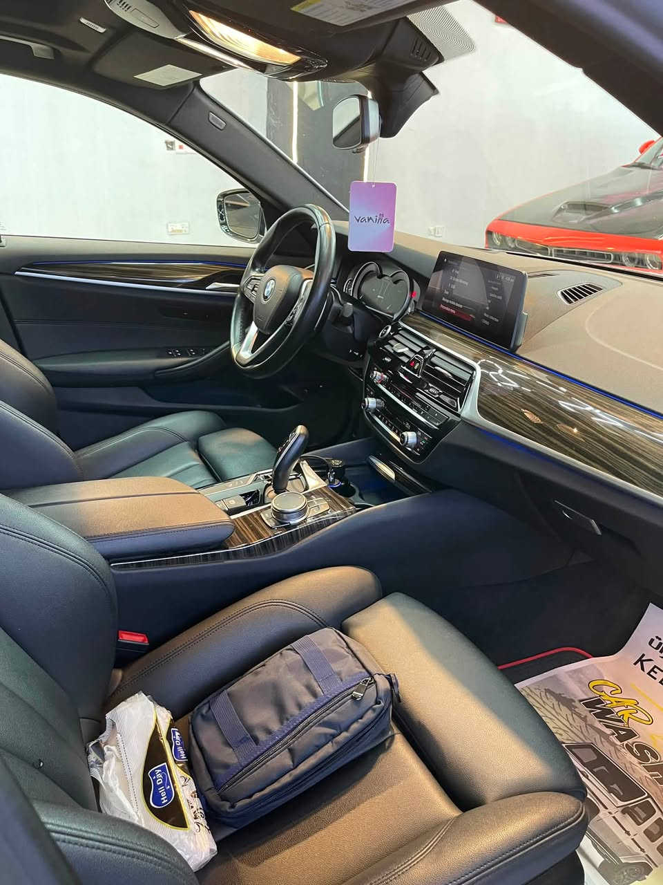 السلام عليكم 
530e بانزين - كهرباء 2019
مواصفاتها معروفة حساسات ورادارات 360 داتا شو وسلايد وجنطة كهرباء وعليها ادامة كاملة ومكفولة من كل نقص متصرف عليها دينار والسبارة وارد امريكي بيها بس بنيد بدون ايرباك بدون دواخل وجاملغ وباب الراكب كلير امريكا 
مكاني بغداد ***********
السعر 23,500$

