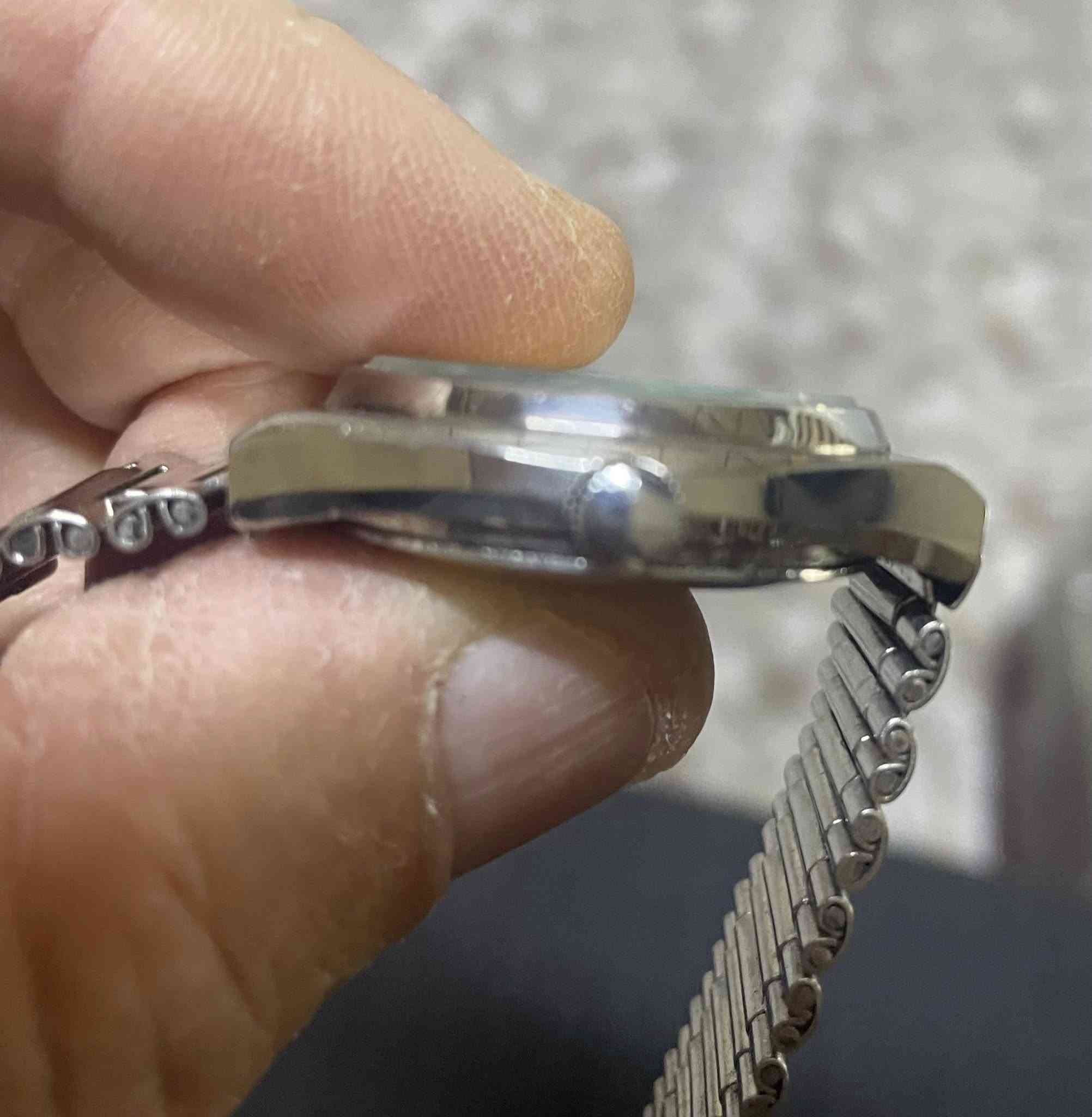 ساعة رادو أوتماتيك سويسري أصلي فنتج قديم الثمانينات نظيفة جداً القطر 34-38 ملم نافذه للتاريخ اليومي والشهري وقت مضبوط بالثانيه السير والبوك بلادي السعر 125 ألف للمهتم خاص *********** المكان كركوك يوجد توصيل
