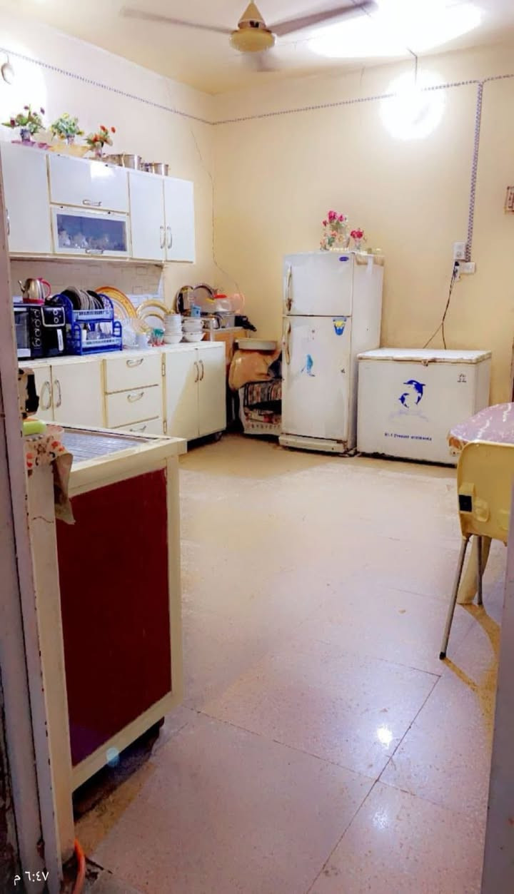 السلام عليكم للبيع      طابو صرف

الموقع:حي الحضارة خلف مديرية الشرطة مباشرة على الشارع الرئيسي

المواصفات: المساحة 200 متر طابو صرف الطابق الاول غرفتين نوم +استقبال ستة متر صالة ومطبخ  حمامين داخل مجموعة صحية  صحيات خارج مع كراج حديقة توجد غرفة نوم فوق مع البيتونة. ومكان جاهز لبناء غرفتين طابق ثاني 
 البيت على الشارع الرئيسي ويعتبر ركن لان امامه فرع الى شارع الدغارة العام

الاستفسار ***********
*********** 
 او مراجعة مكتب كربلاء للعقار والمقاولات العامه الجزائر شارع المطاعم قرب صيدليه عالم الدواء إذ ارت بيع عقار او بناء أو ترميم ما عليك فقط مراسلتنا 
المطور العقاري
