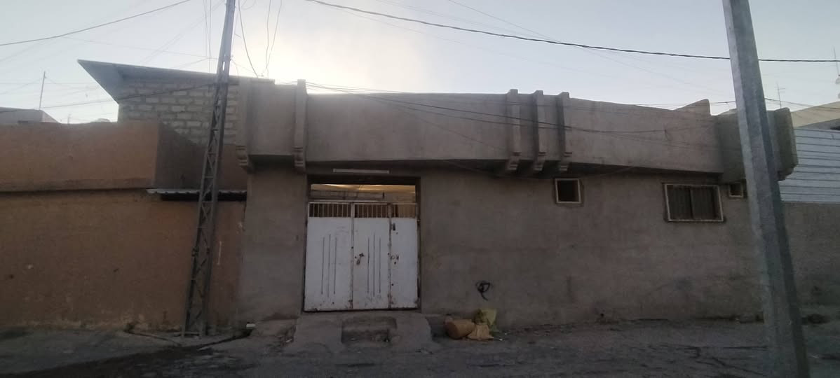 للبيع
يوجد بيت للبيع 
 المساحه 125 
الواجهه 12
المطبخ والحمام والواجهه بناء حديث 
والقسم الاخر قابل للسقوط 
موقعو جدا ممتاز 
قرب جامع محمود ال غريب 
قريب على شارع الروضه
 ايضا قريب على السايدين
للاستفسار التواصل على الرقم 
***********
