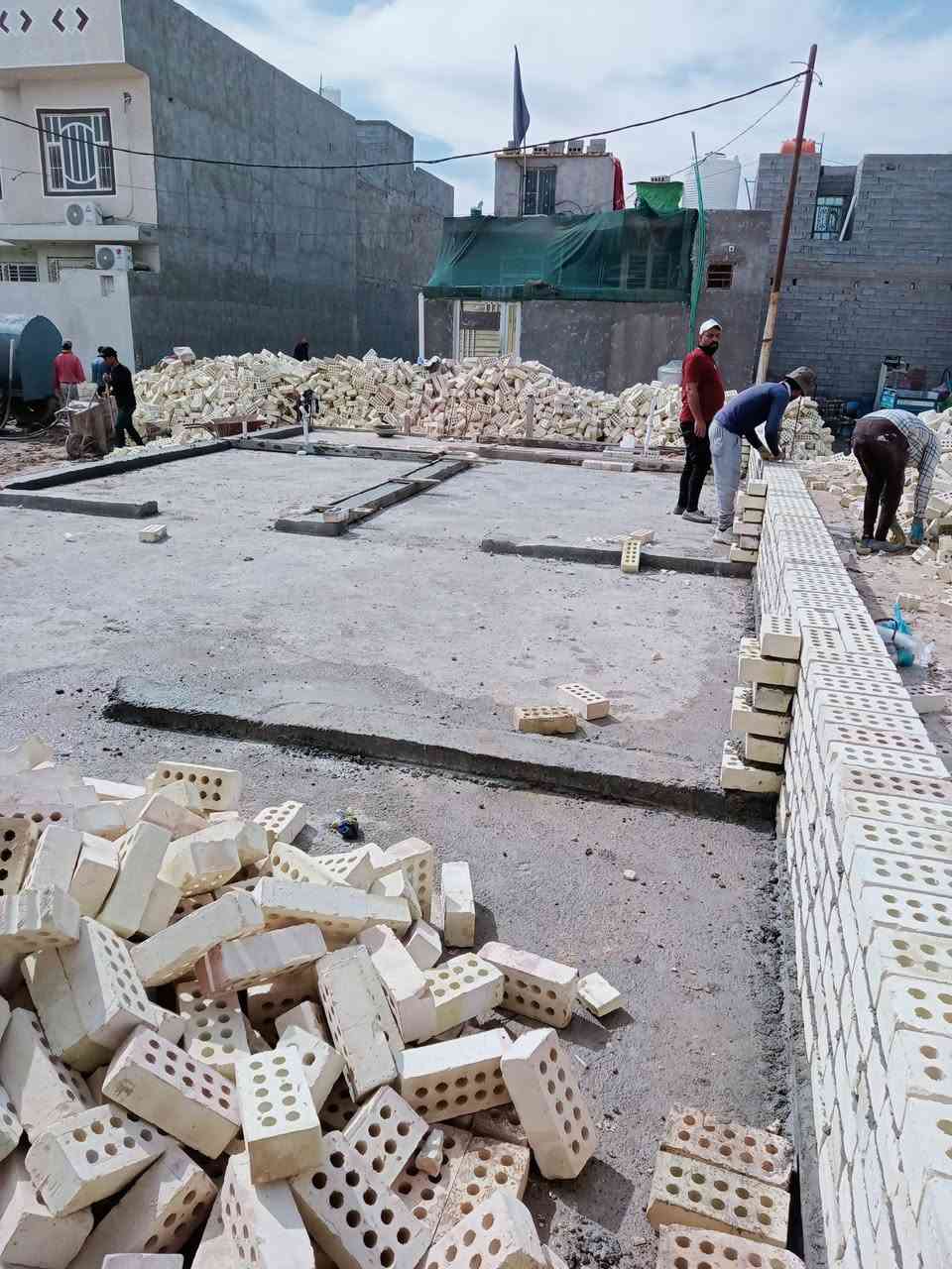 عروض الهيكل🏠
هيكل مسقف.

العرض الاول بقيمة##عرض 190 الف دينار للمتر الواحد هيكل عظم مسقف ذرعة سقف.
1 .تنظيف الارض و نقل الانقاض خارج الموقع و التحقق من اماكن الروطانات و معالجتها . 
2 .القيام بالاعمال المساحية شاملة ضبط الاستوائية و تثبيت الحدود أو رفع واقع الحال .
3 .تنفيذ شبكة مكافحة الارضة .
4 .فرش طبقة من الجلمود حسب الحاجة و طبقة من الحصى الخابط صنف A او B مع الحدل و الرش الجيد .
5 .رش المبيدات الحشرية و مواد مكافحة الارضة مع فرش نايلون سميك .
6 .تنفيذ أعمال الصحيات بأستخدام بوري مصري نوع الامل الشريف و منهولات جاهزة بلاستك بقطر 400
ملم .
7 .المباشرة بأعمال الحدادة بأستخدام حديد محلي نوع ماس أو FF بقطر 12 ملم مع عمل جسور 16 ملم على محيط القطعة .
8 .صب الرفت بالكونكريت بأستخدام خباطة مركزية نوع 30 C ( نوع السمنت مقاوم للأملاح ) .
9 .تسقيط و صب البادلو بأستخدام سمنت مقاوم وبسمك 20 سم مع استخدام مادة مضافة مانعة للرطوبة .
10.البناء بأجود انواع الطابوق الاصفر والذي يحتوي على اقل نسبة املاح على ان يكون صافي ارتفاع الطابق 
الارضي 3.1 متر و الاول 3 متر و البيتونة 2.7 متر .
11.تنفيذ أعمال نجارة السقوف بأستخدام قالب نظيف مع عمل جسور محيطية و مردات مياه كل حسب مكانه .
12.القيام بأعمال تسليح السقوف بأستخدام حديد محلي نوع ماس أو FF مع عمل جسور مخفية حسب الحاجة .
13.عمل نزالات الصحيات و الستلايت و الانترنت وتثبيت جكشنات الانارة في السقوف و حسب التصميم .
14.صب السقوف بأستخدام كونكريت مركزي C30. 
15.يكون ارتفاع الابواب 2.2 م .
16.ارتفاع الستارة 1.5 متر بسمك 4 انج مع عمل اعمدة بسمك 9 انج كل 2 م.
للاستفسار يرجى مراسله الصفحه على الفيسبوك اوالواتساب 
***********
إشراف - تنفيذ - استشارات هندسية
مكتب بوابة عشتار للعمارة والتصميم
كربلاء المقدسة.
ملاحظة العمل نقدا بنظام الدفعات الجزئية على مراحل العمل والانجاز.
