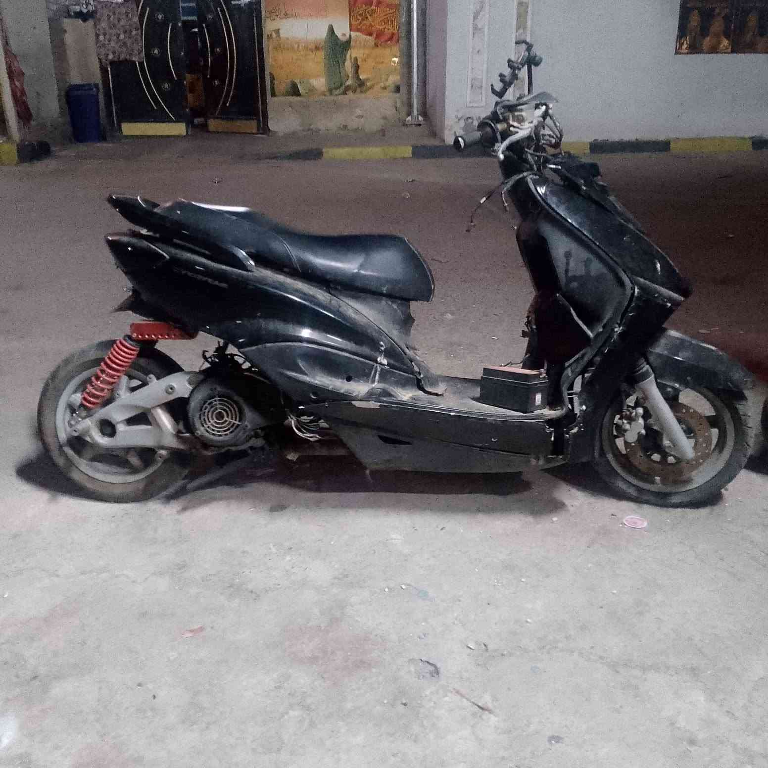 بغدادسكنس نثيه ياباني 
عليه مكينه فحل راجعه مزوده 
لبوشه 63 و لروله رياضي 3000 
شلعه ومعدل فولل 

لدراجه متروكه وماطلع بيها 
صارلي اهواي تاركه
الدراجه كفراته كامله 

نقصه بس كتف شحن  وغسله مرتبه 😅

رقمي ***********
السعر 400 وبيها مجال 
مكاني بغداد
