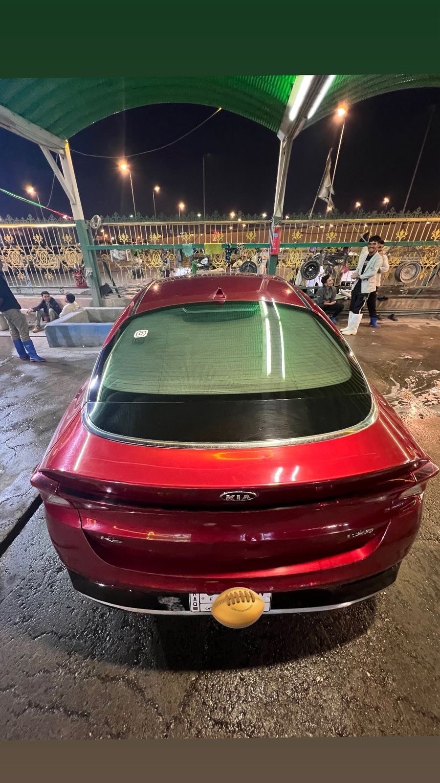 سيارتي كيا K5 موديل 2021 للبيع بلون أحمر مميز وماشية 43 ألف ميل. فيها مواصفات ممتازة مثل شاشة تعمل باللمس، وكاميرات رادار 360 درجة، ونظام بصمة، ومثبت السرعة. السيارة نظيفة جداً وماحتاجت لأي صيانة كبيرة. السعر قابل للتفاوض.