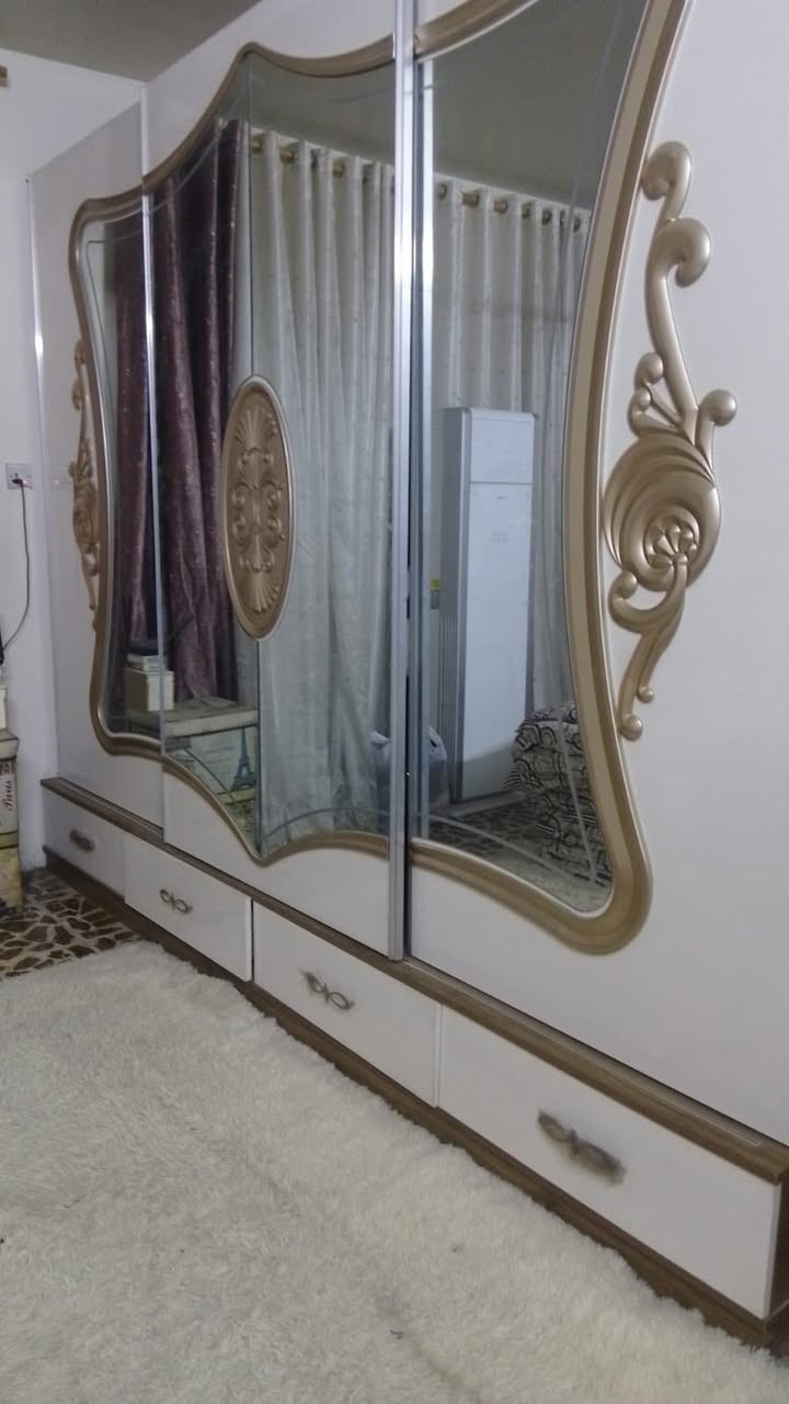 للبيع
للبيع قنفة نظيفة ✨
قنفة بحالة ممتازة، مريحة ومرتبة، استخدامها خفيف

للبيع غرفة نوم كاملة ✨
غرفة نوم نظيفة جداً وبحالة ممتازة، استخدام قليل ومرتبة.

🛏️ تحتوي على: سرير + دولاب 
🎨 اللون: (اوف وايت)

💰 السعر: (الغرفة ٨٠٠
القنفة ٥٠٠)

📍 الموقع: (بغداد -حي الجهاد)
📞 للتواصل: خاص

سعر مناسب وقابل للنقاش للجادين


**إذا كنت صاحب هذا الإعلان وتريد حذفه لأي سبب، رجاءا أرسل رسالة إلى الدعم الفني**