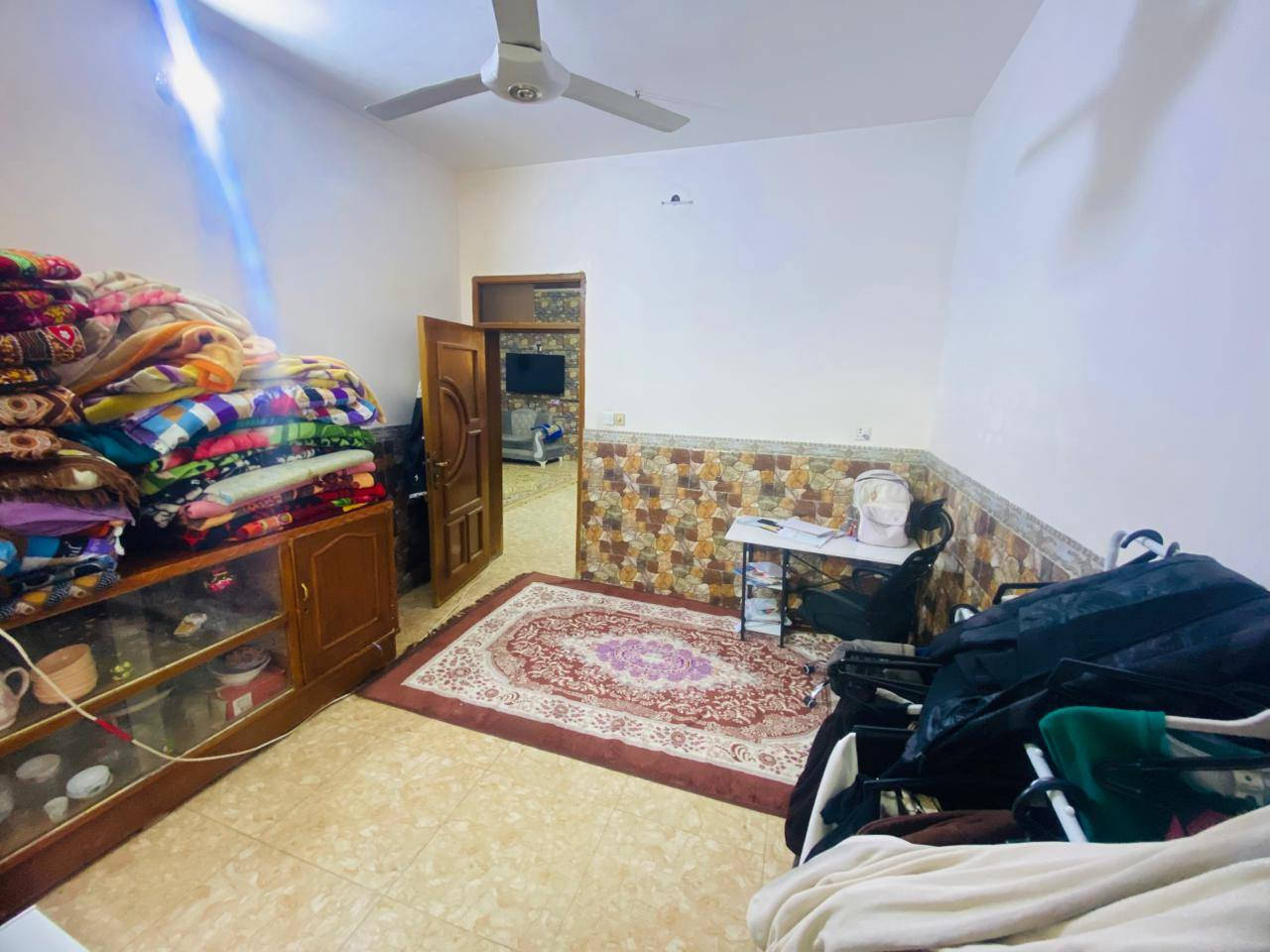 #عرض_للـبـيـع 
دار سكن للبيع مساحته (160 م) واجه( 8م*20م) طابقين بناء طابوق 🧱 حديث 
يحتوي على استقبال ( 6م * 4،5 م) ومطبخ ( 3،5 م * 6 م ) وهول ( 5 م * 5،5 م) وغرفتين نوم الاولى ( 3 م * 4 م ) والثانيه ( 4 م *  4 م) وصحيات داخليه وخارجيه ومنور عدد / 2 
والطابق الثاني يحتوي على غرفتين نوم الاولى ( 6م * 4 م) والثانية ( 5 م*4 م ) وهول ( 5م *5م) 
السعر : 280مليون وبيه مجال 
العنوان : بغداد-أبو غريب-واحد أذار-الدور 
للأستفسار اكثر يرجى الاتصال على الارقام التاليه: 
***********
***********
