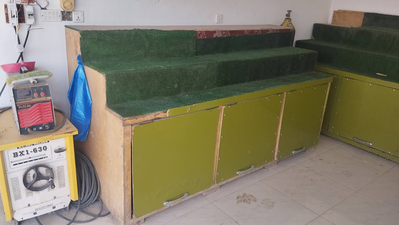 سلام عليكم عندي رفوف بلوك للبيع درجه اولا +ميز وكرسي للاستفسار اتصل على الرقم ***********
